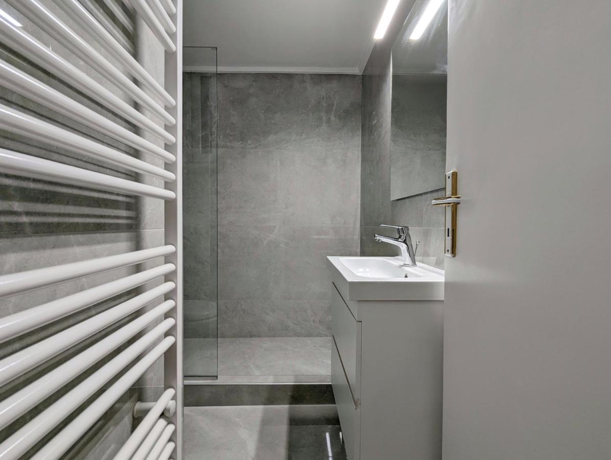 Victroria Grand Palace Apartment เอเธนส์ ภายนอก รูปภาพ