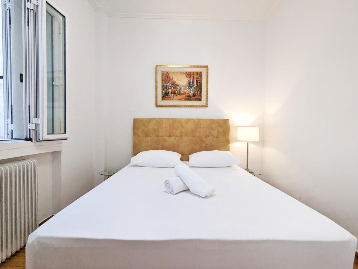 Victroria Grand Palace Apartment เอเธนส์ ภายนอก รูปภาพ